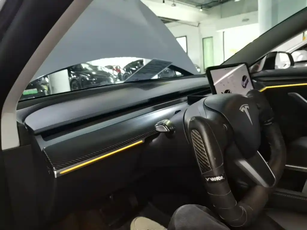 Tesla Model 3 — миниатюра 10