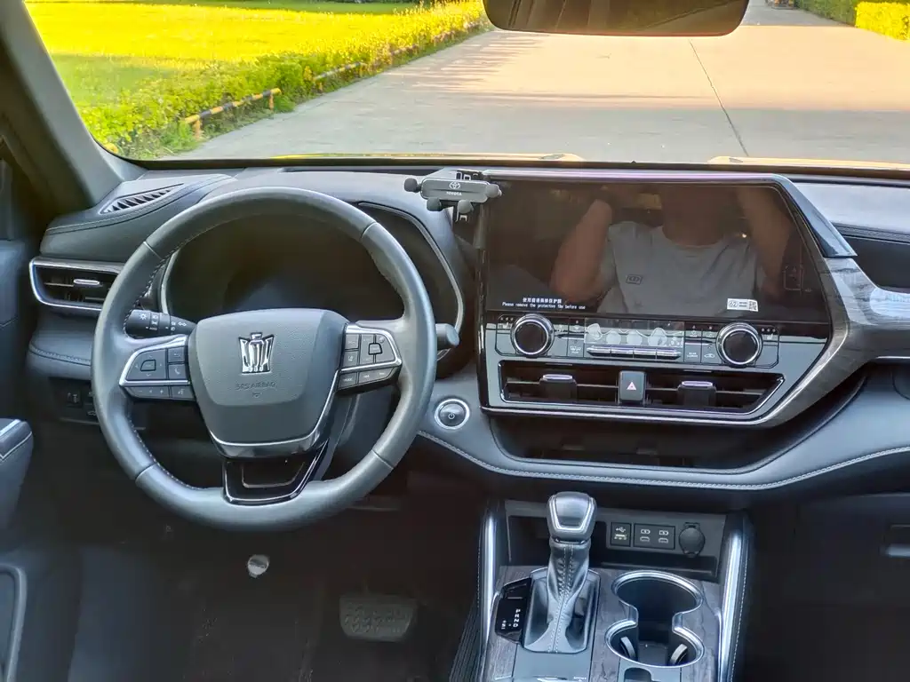 Toyota Crown Kluger — миниатюра 6