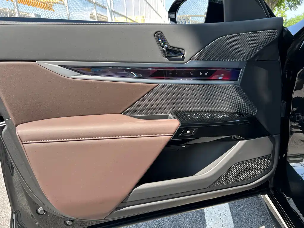 BMW 7 Series — миниатюра 21