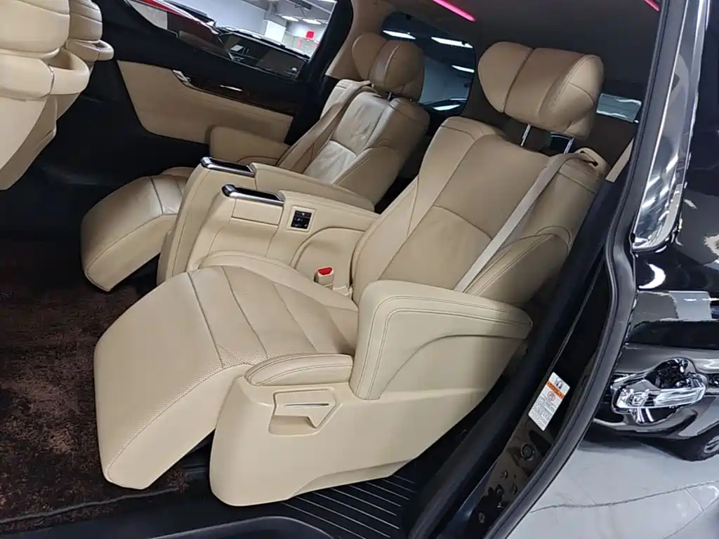 Toyota Alphard — миниатюра 17