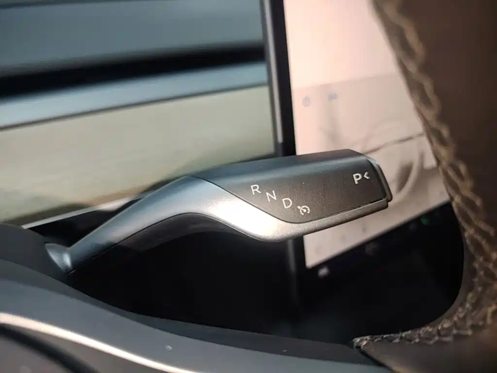 Tesla Model Y — миниатюра 14