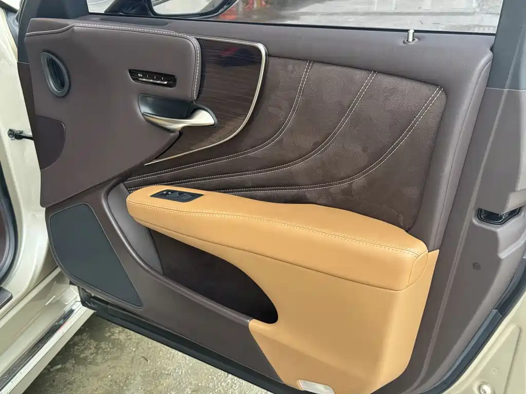 Lexus LS — миниатюра 13