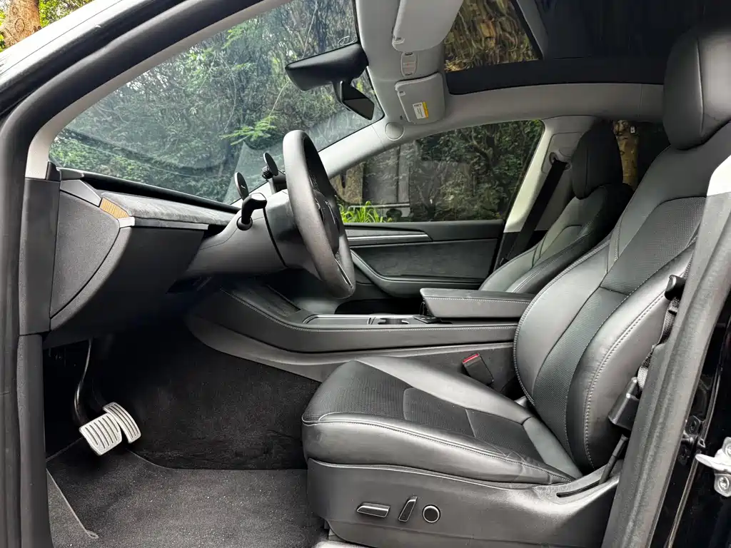Tesla Model Y — миниатюра 9