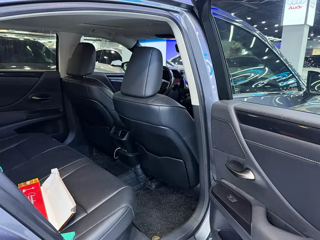 Lexus ES 2020 300h V