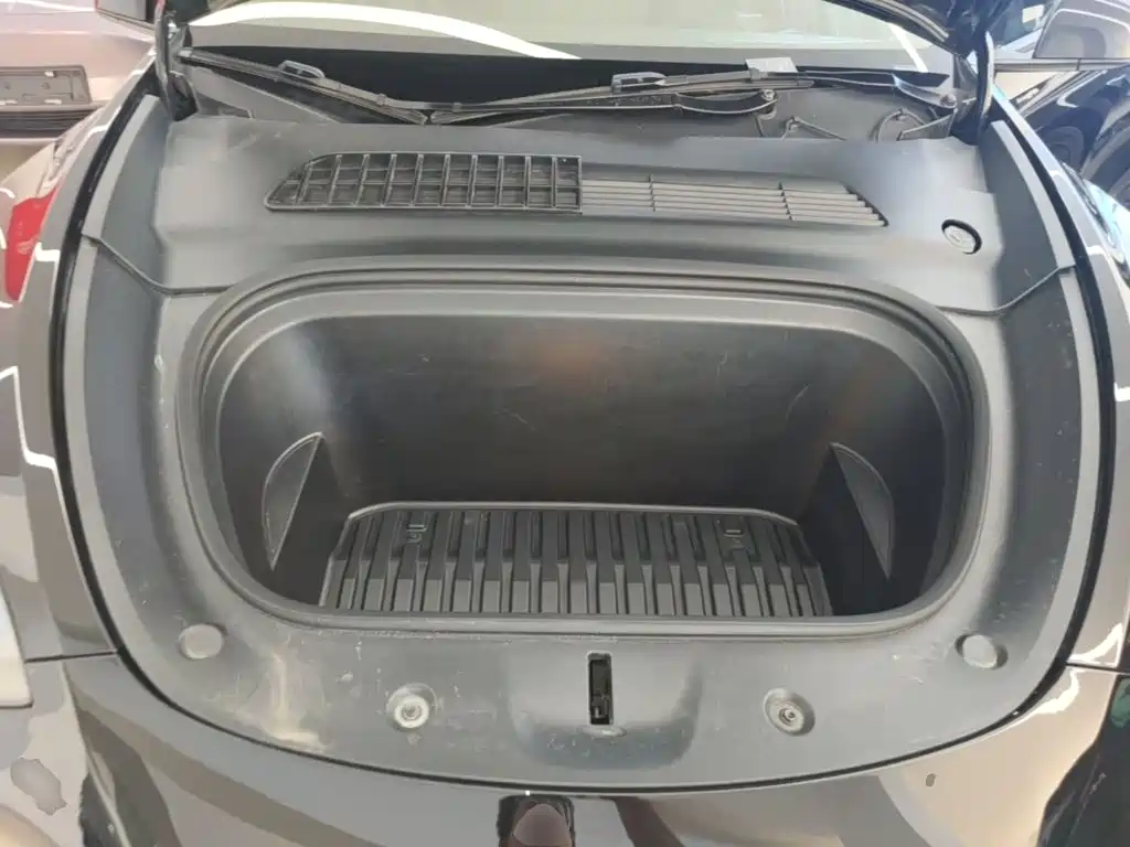 Tesla Model Y — миниатюра 20