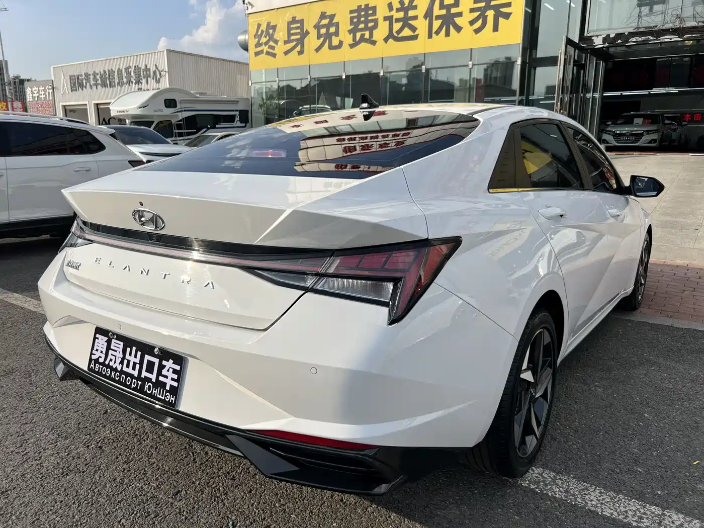 Hyundai Elantra 2023 Белый из Китая, фото 6