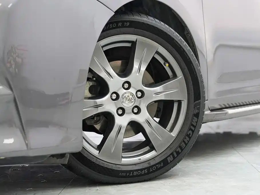 Toyota Sienna — миниатюра 3