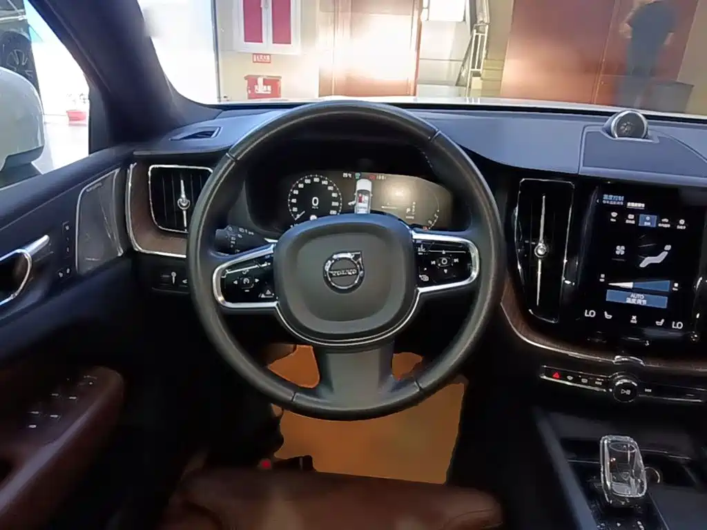 Volvo XC60 PHEV — миниатюра 11