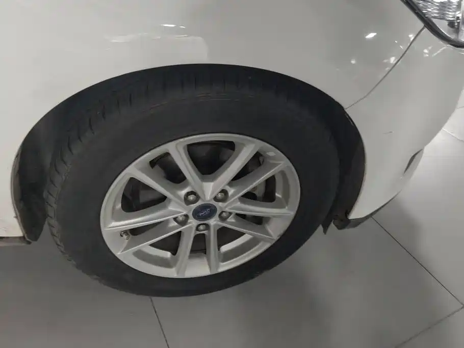 Ford Focus 2015 1.6L AT