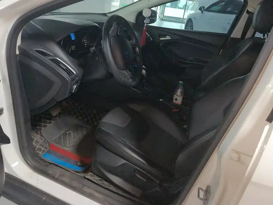 Ford Focus 2015 1.6L AT