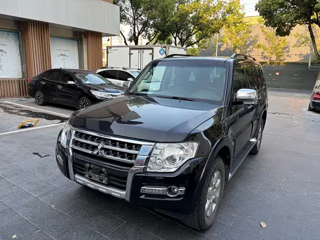 2017 Mitsubishi Pajero