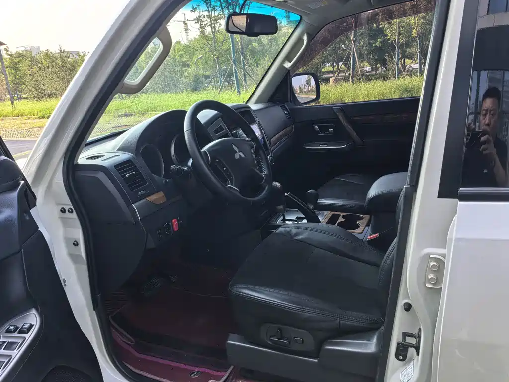 Mitsubishi Pajero (Import) - фото 9