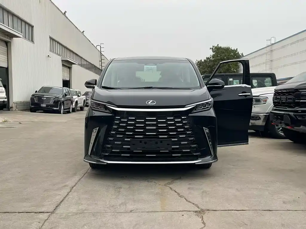 Lexus LM 0