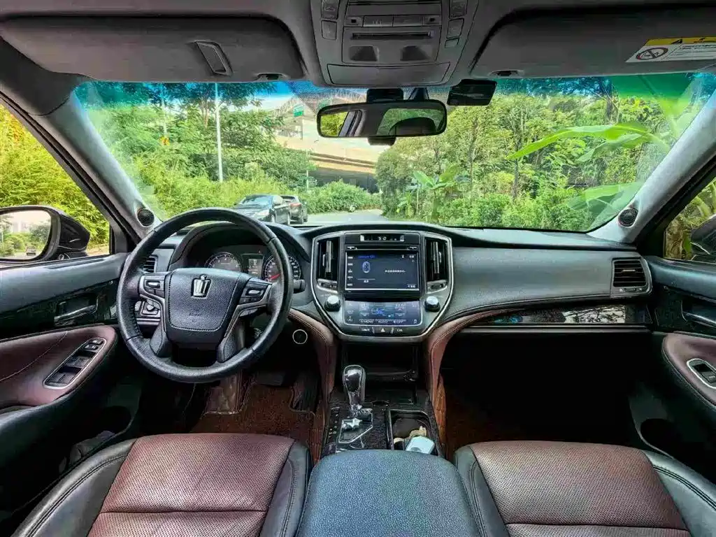 Toyota Crown — миниатюра 5