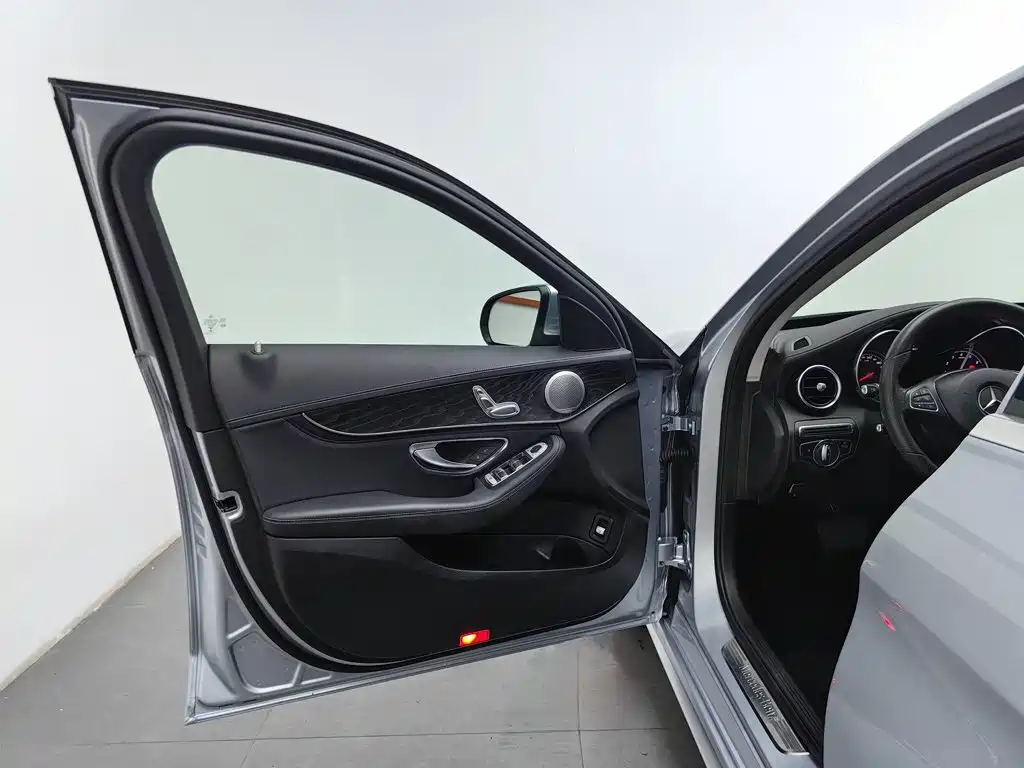Mercedes-Benz C-Class — миниатюра 8