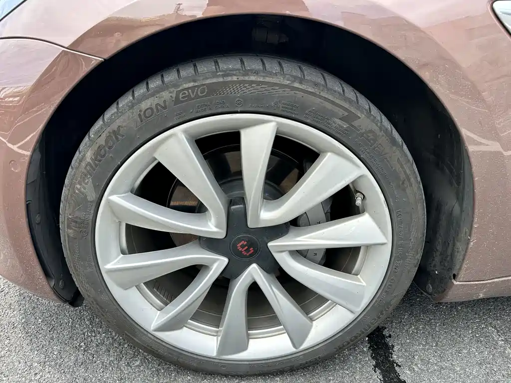 Tesla Model 3 — миниатюра 3