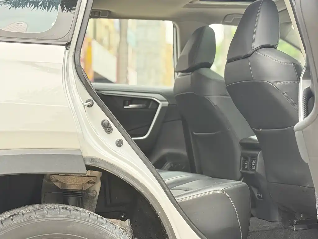 Toyota RAV4 — миниатюра 9
