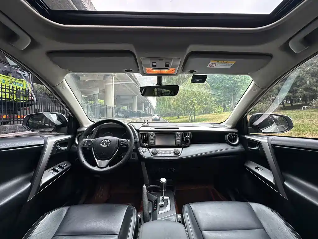 Toyota RAV4 — миниатюра 9