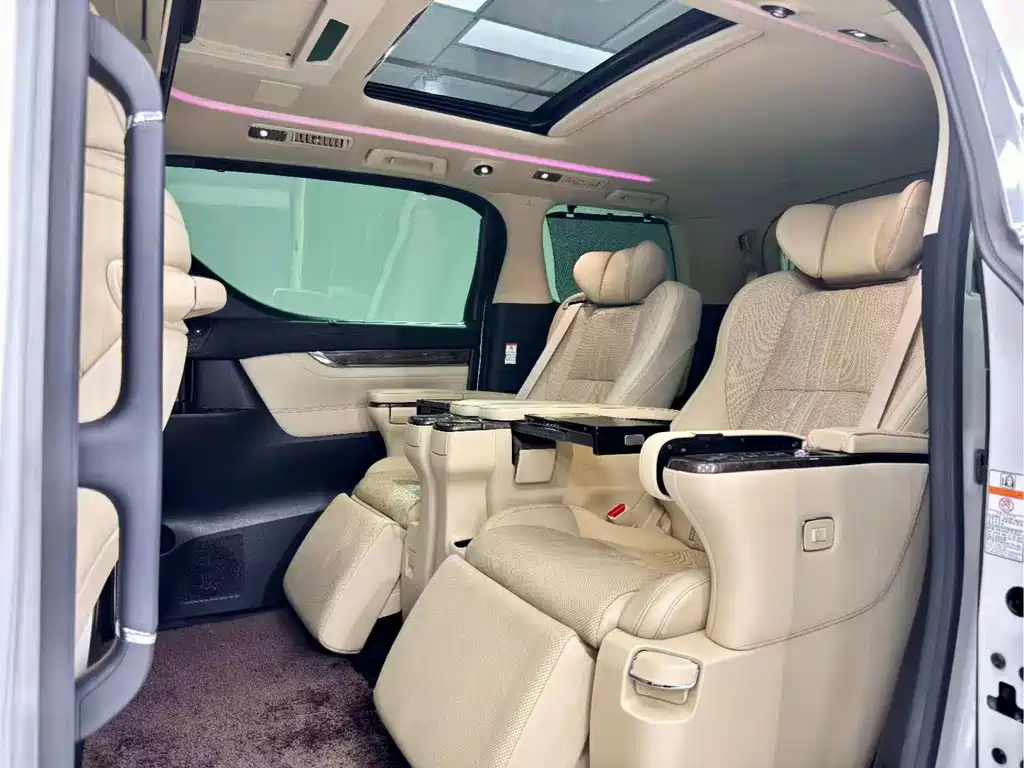 Toyota Alphard — миниатюра 6