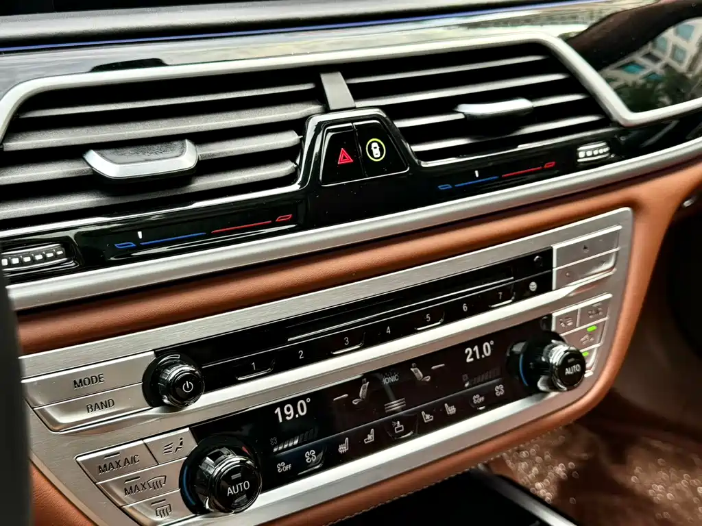 BMW 7 Series — миниатюра 12