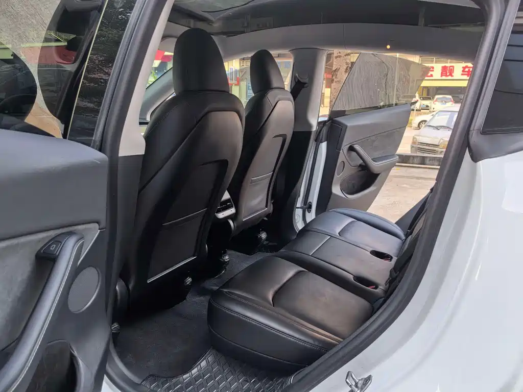 Tesla Model Y — миниатюра 9