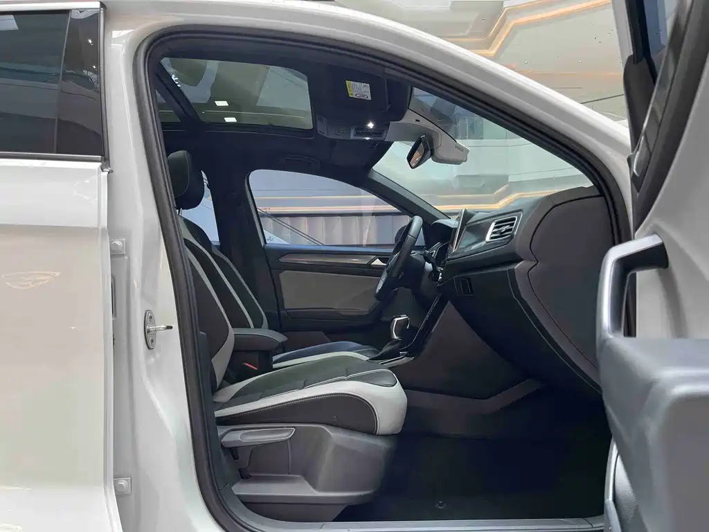 Volkswagen T-Roc — миниатюра 12