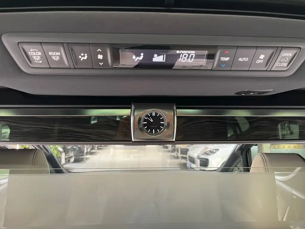 Lexus LM — миниатюра 14
