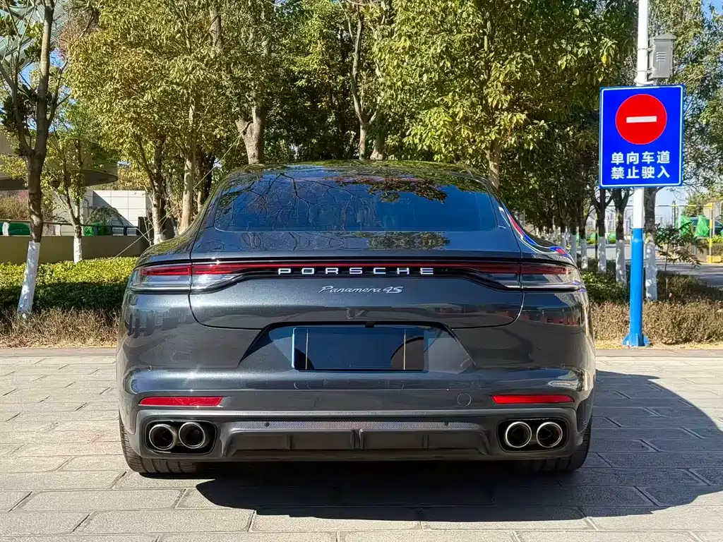 PORSCHE PANAMERA