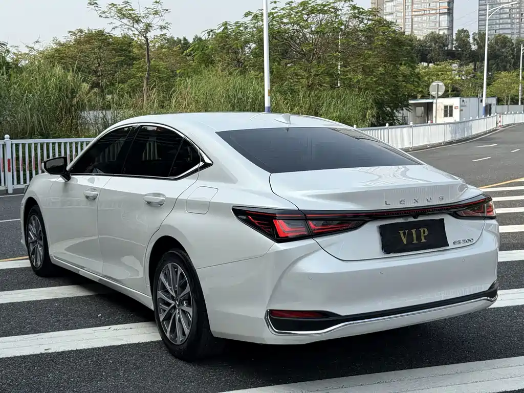 Lexus ES — миниатюра 10