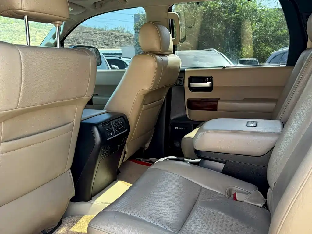 Toyota Sequoia — миниатюра 6