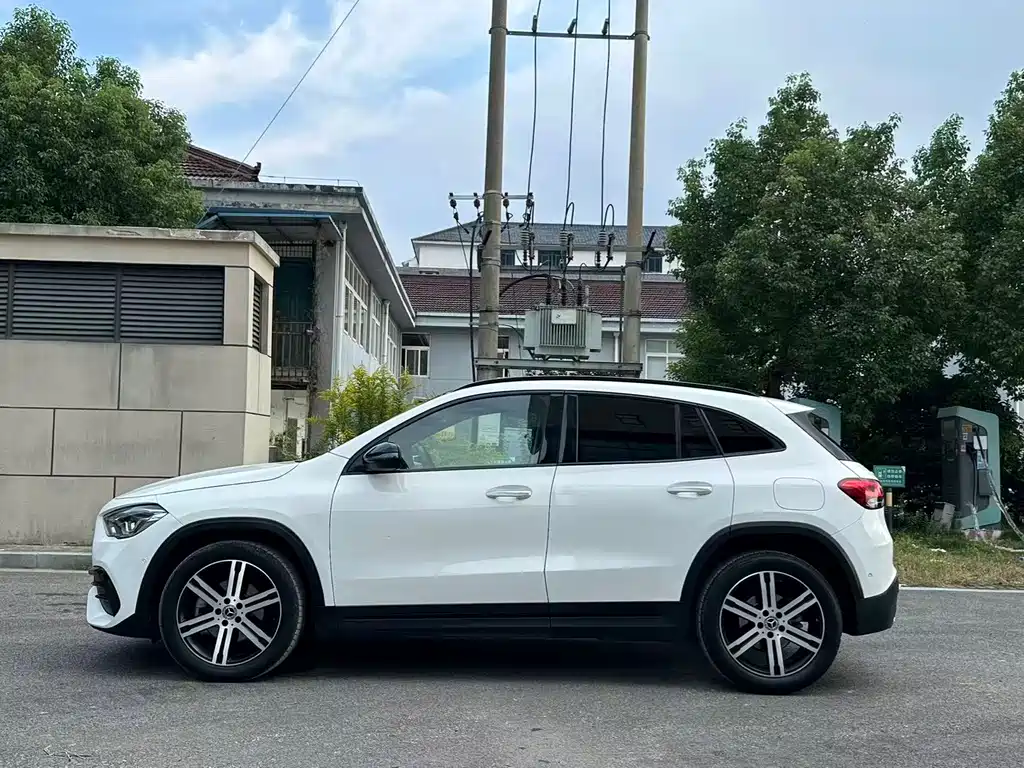 MERCEDES-BENZ GLA