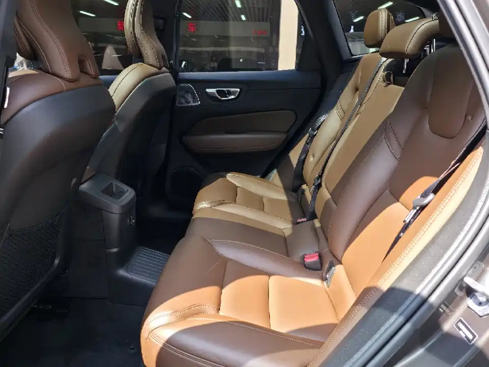 Volvo XC60 PHEV — миниатюра 10