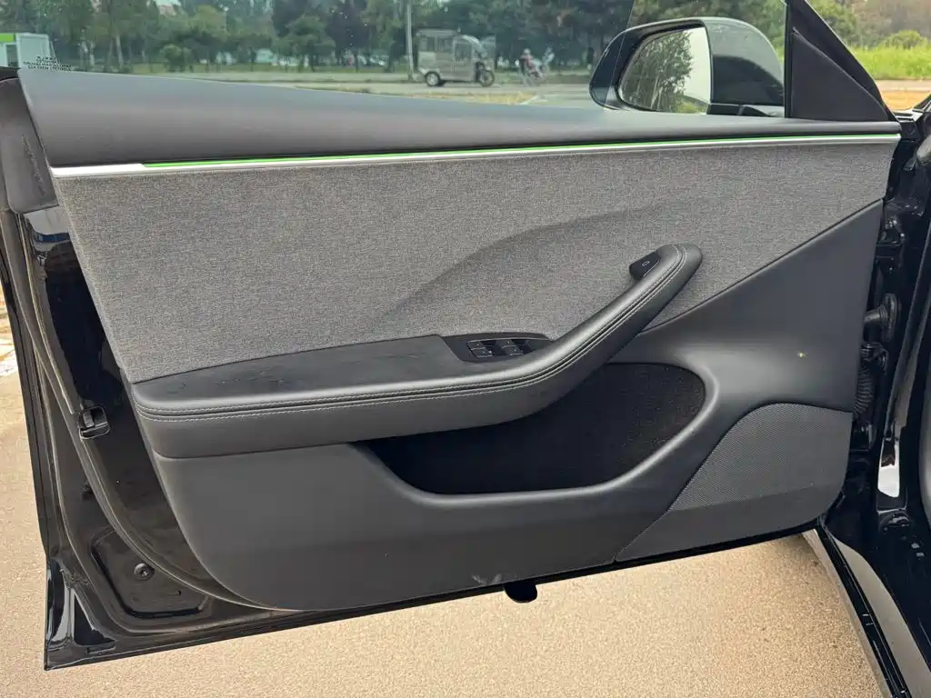 Tesla Model 3 — миниатюра 12