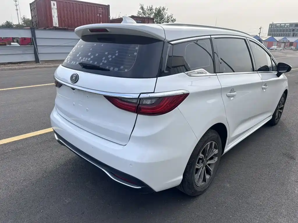 BYD MAX — миниатюра 10