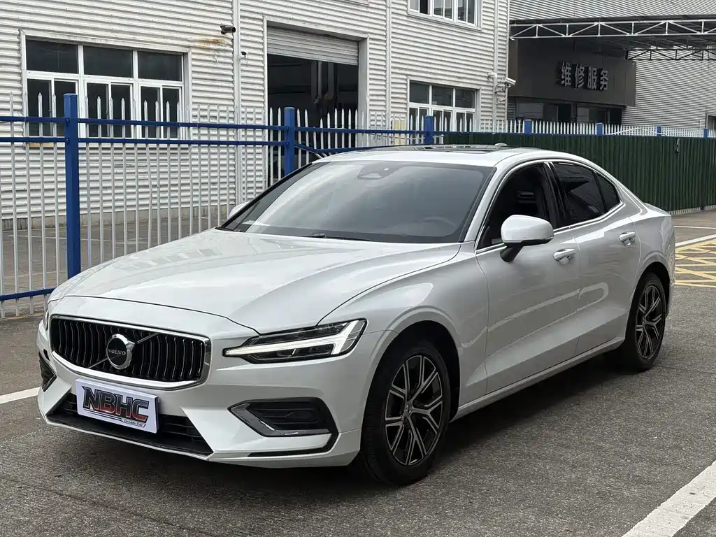 Volvo S60 2025