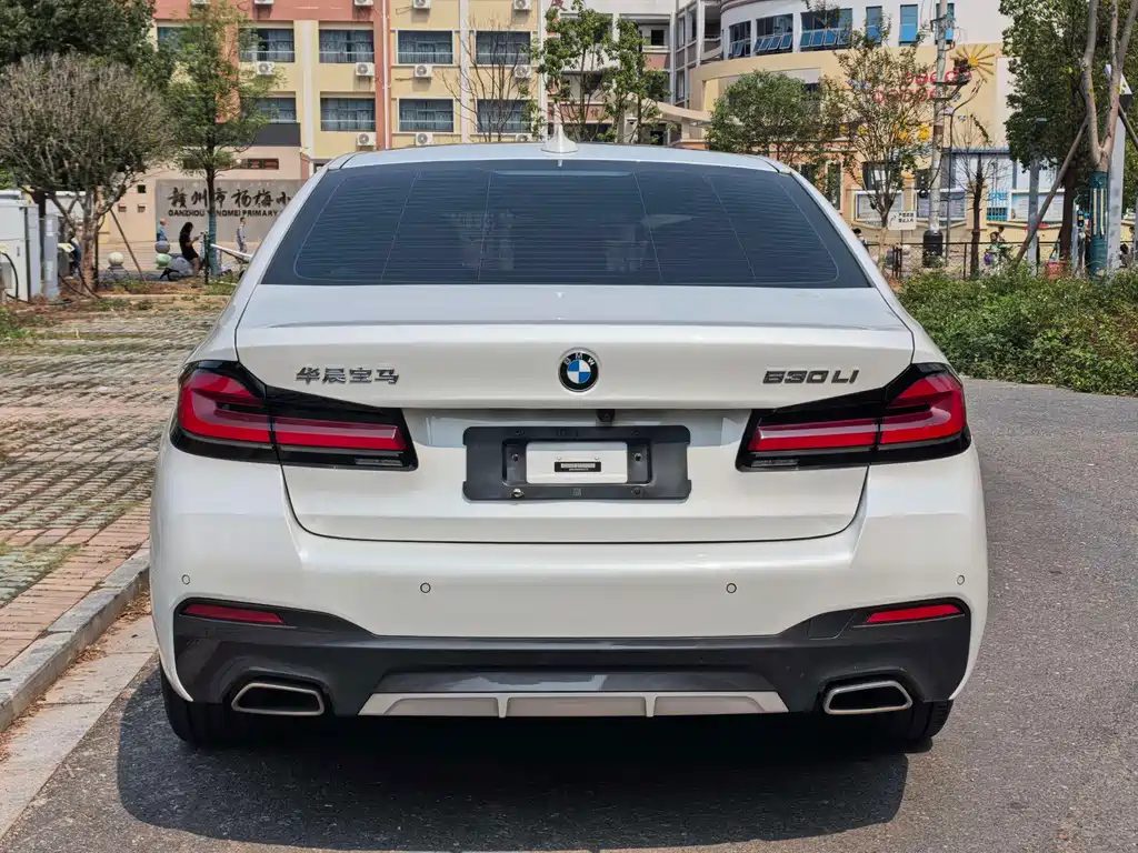 BMW 5 Series — миниатюра 8