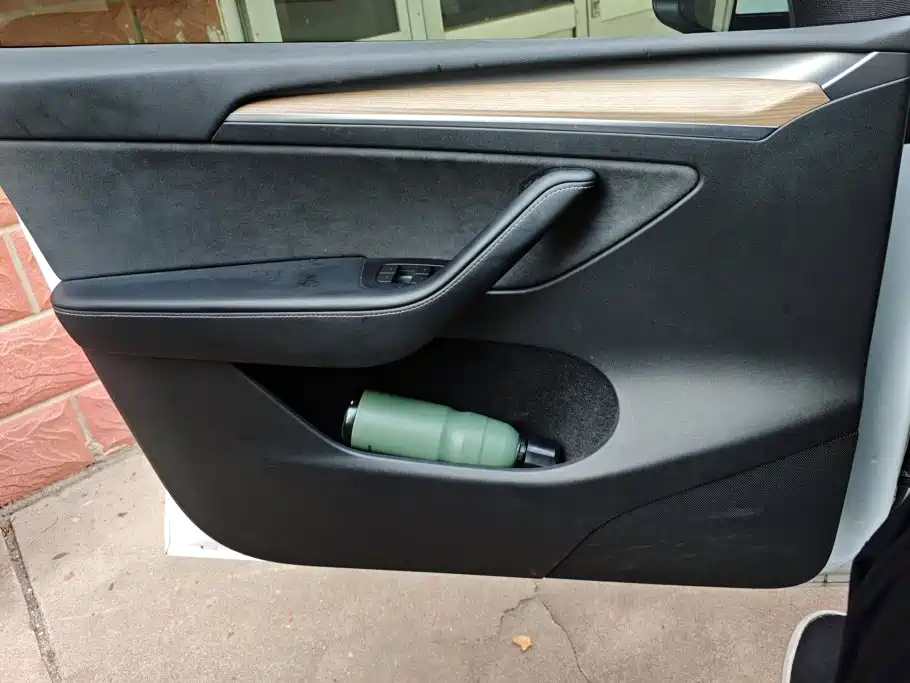 Tesla Model Y — миниатюра 7