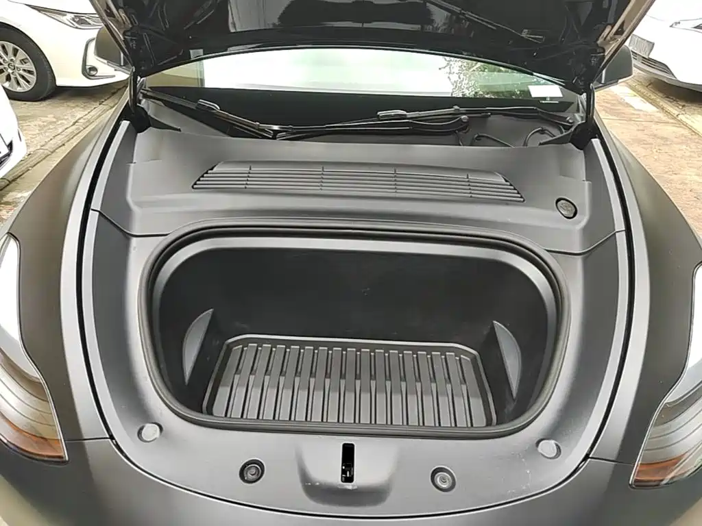 Tesla Model Y — миниатюра 20