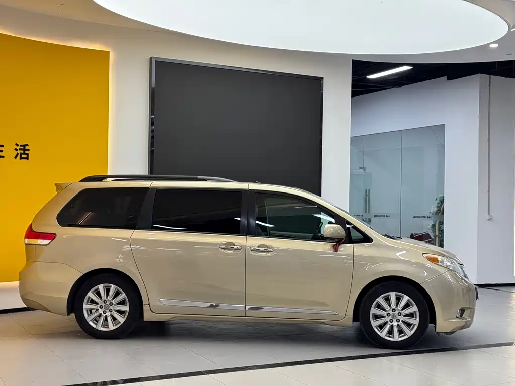 Toyota Sienna — миниатюра 4