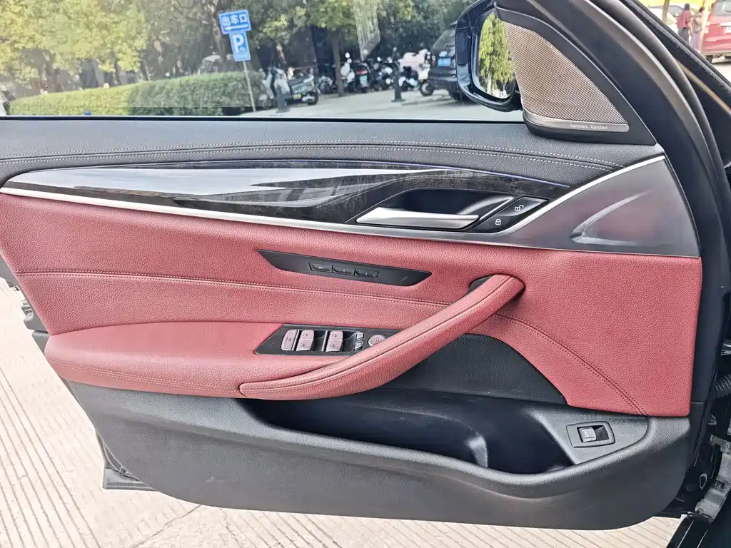BMW 5 Series — миниатюра 13