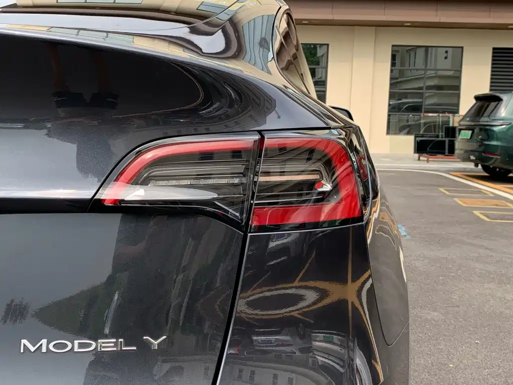 Tesla Model Y — миниатюра 12