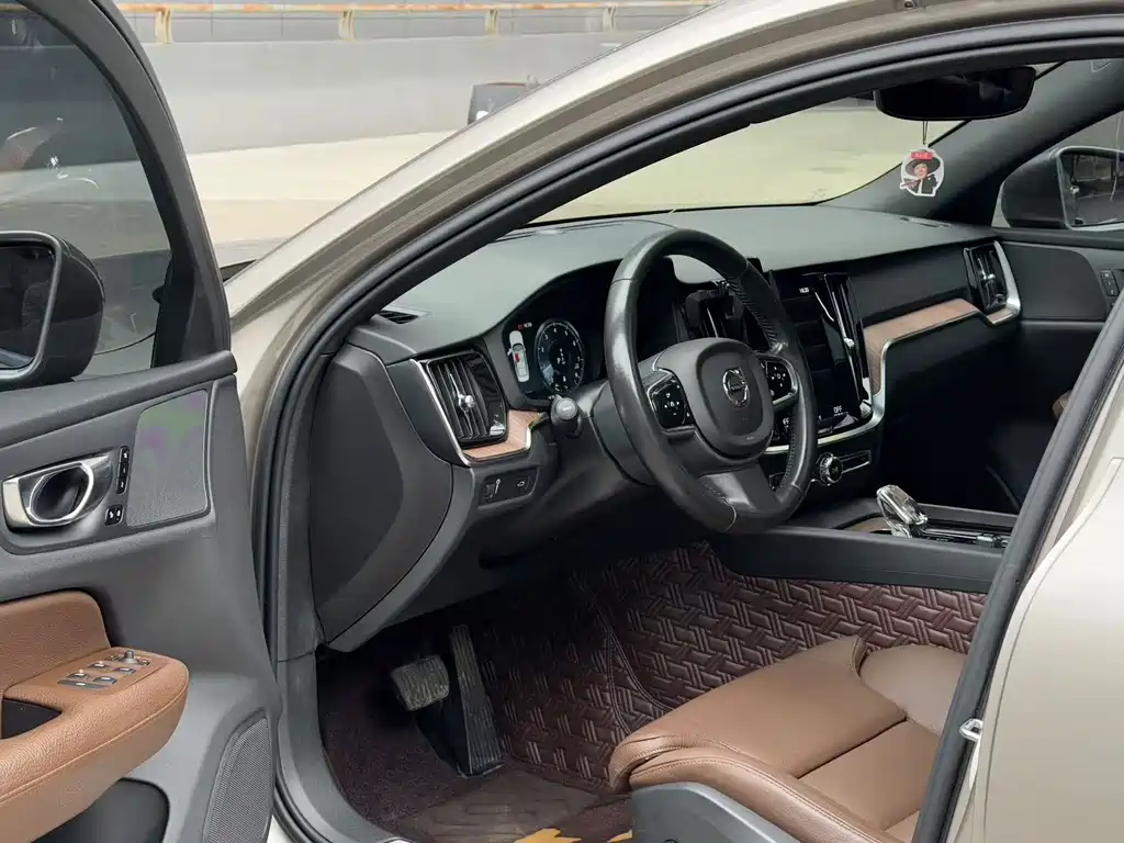 Volvo S60 2022 B4 Luxury
