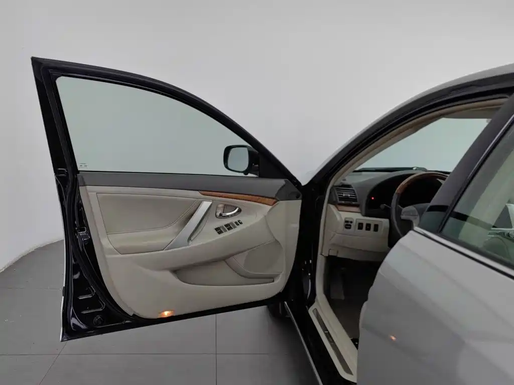 Toyota Camry — миниатюра 8