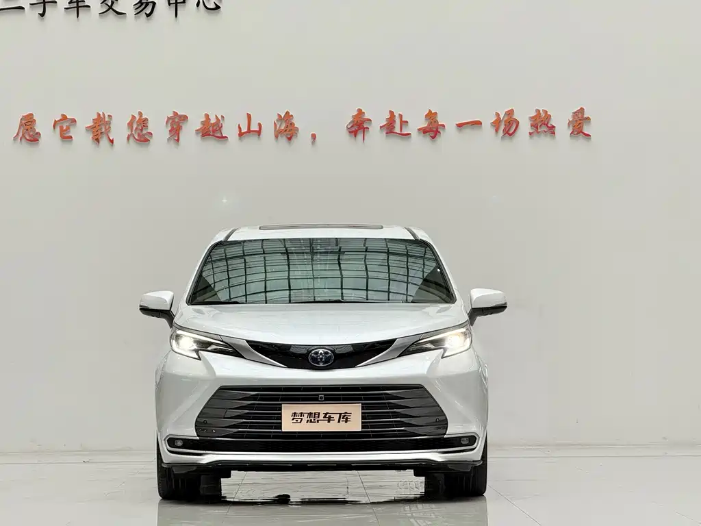 Toyota Sienna — миниатюра 2