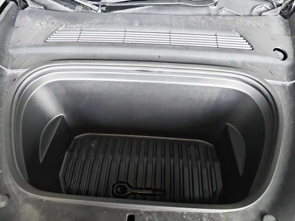 Tesla Model Y — миниатюра 20