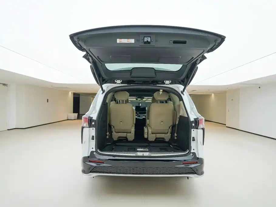 Toyota Granvia — миниатюра 5
