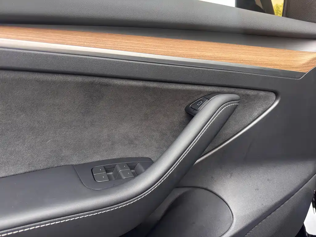 Tesla Model 3 — миниатюра 12