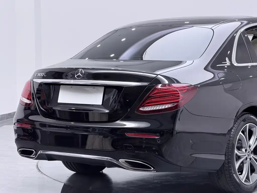 Mercedes-Benz E-Class — миниатюра 12
