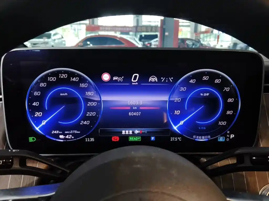 Mercedes-Benz EQE SUV — миниатюра 12