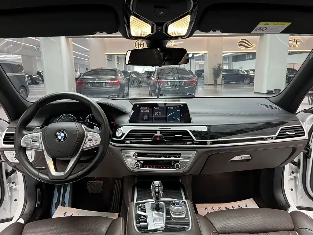 BMW 7 Series — миниатюра 10
